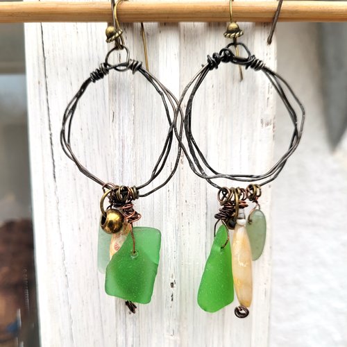 Style gypsy pour ces boucles d'oreille créoles avec galet verre , marquise bois pétrifié  ..... : "dimensions sensitives"