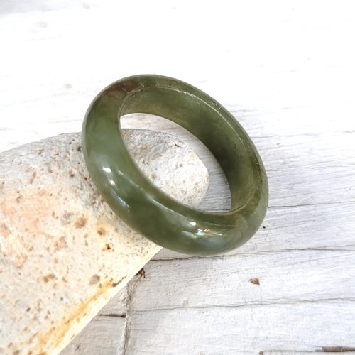 Un prix sympathique pour cette bague unisexe anneau en jade, taille 52 ...  !!!!