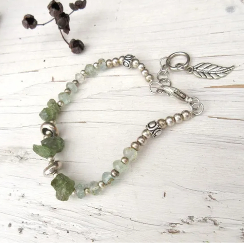 Un bracelet boho choc citadin avec perles fines apatite verte et aigue marine ....: "dimensions sensitives"