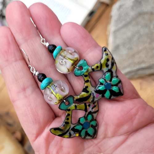 Boucles d'oreille poétiques et tribales avec breloques en émail artisanal : "la grâce du printemps"