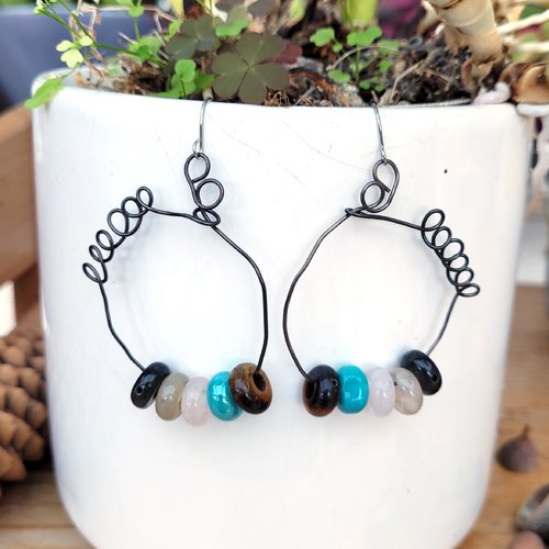 Des boucles d'oreille créoles coquines, particulières avec anneaux en pierre fine !!!!! : "un peu rebelles"