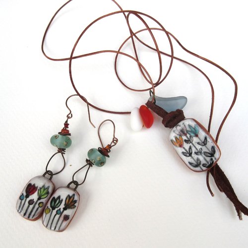 Une parure citadine boucle d'oreille et collier avec céramiques et lampworks artisanales : "un jardin sous des mots"