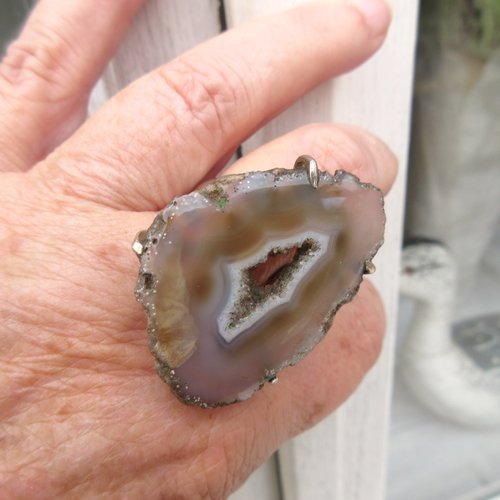 Une bague argent massif 925 avec un superbe cabochon agate avec géode pour le côté vintage ....
