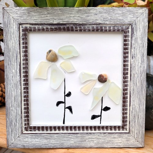 Art du verre de mer et des galets de la plage du midi  , fait main,  tableau de fleurs en galets sur carton avec cadre : "des coquettes"