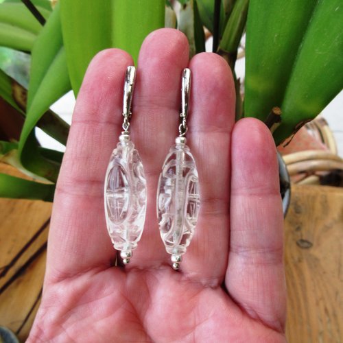 Sublime cristal de quartz sculpté pour ces boucles d'oreille chics et citadines: "forces silencieuses"