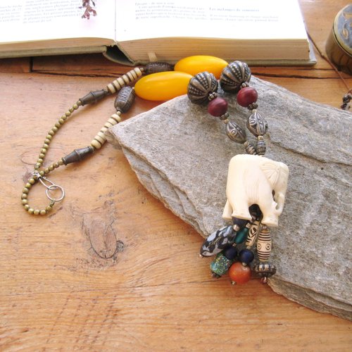 Un collier tribal de style africain avec éléphant en os, anciennes perles ethniques : "une participation emotive'