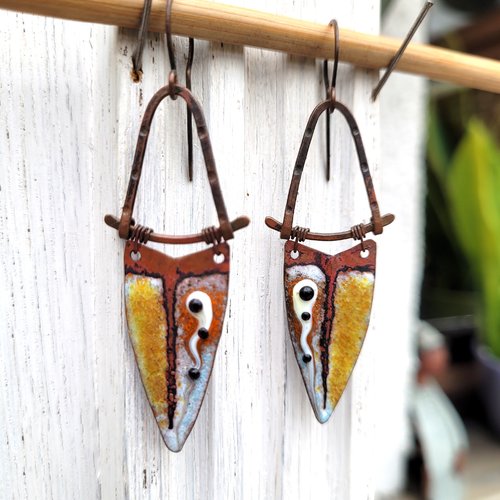 Un petit prix pour les fêtes à venir ...  avec ces boucles d'oreille particulières avec émail artisanal ....