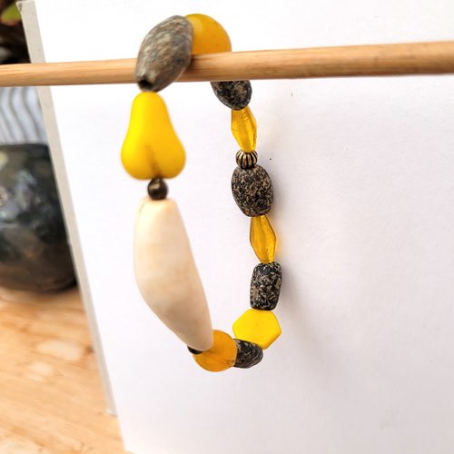 Ancien coquillage et pierres en granit du mali pour ce bracelet ethnique .. : "des enchevêtrements d'essences ....."