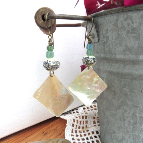 Des boucles d'oreille shabby chics composées de losanges en nacre et lampworks d'artiste : "echos de sagesse"