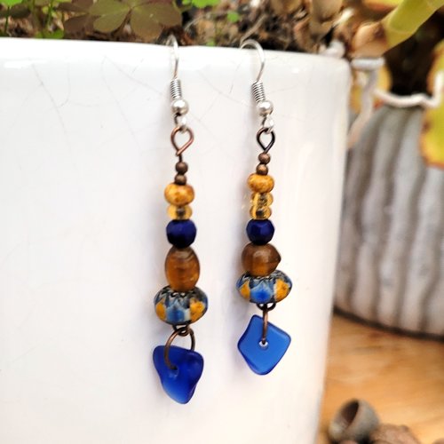 Des boucles d'oreille avec galets verre bleu d'italie , perles anciennes chevrons afrique ... : "coquettes .. !!!!"