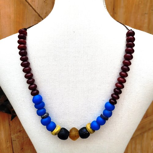 Des perles d'exception pour cet incroyable collier unisexe tribal boho chic :  "la porte des mémoires"