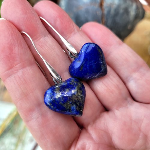 Boucles d'oreille zen et tribes avec ces superbes perles coeurs de lapis lazuli : "vibrations antiques"