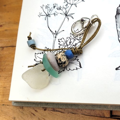 Un pendentif, bijou de sac , petit grigri de plage ... à vous de choisir ....