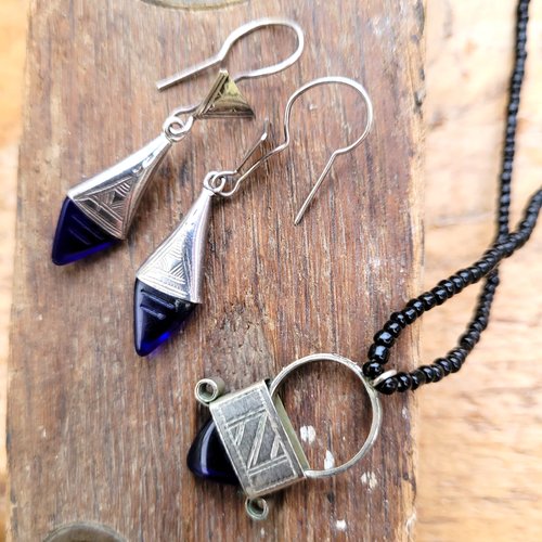 Une parure collier et boucles d'oreille boho tribales et berbères touareg pour le côté vintage...: "un autre bleu"