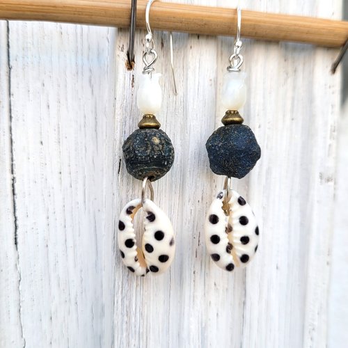 Des boucles d'oreille primitives tribales et premières, petits grigris perles naturelles. : "vocabulaire d'artiste"