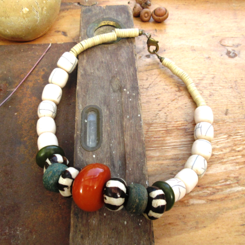 Un collier ethnique , shabby chic de style africain avec perle ambre , corne-os batik et perles verre hébron ...!!!!! : "reflets de monde"