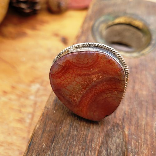 Une bague plaqué argent, taille 59, avec un superbe cabochon d'agate veine de dragon rouge.... pour le côté vintage !!!!