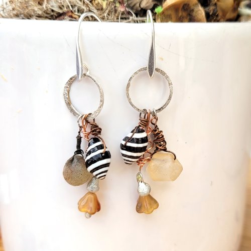 Des boucles d'oreille boho chics style grigris avec de splendides perles anciennes verre d'afrique : "fleurs d'amitiés"