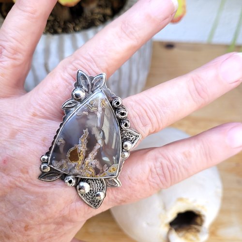 Une exceptionnelle et incroyable bague de créateur, taille 59, en argent 925 , avec un cabochon rare de mousse agate