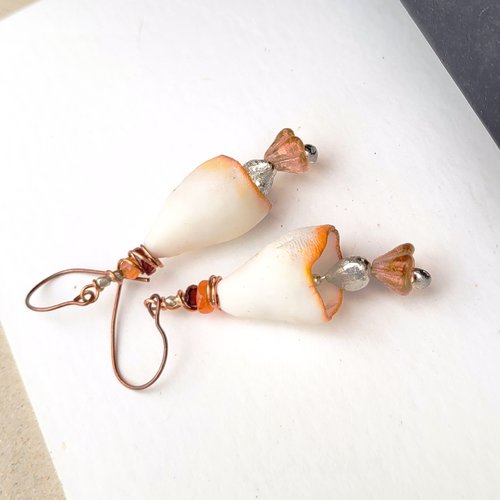 Superbes porcelaine artisanale en forme de clochette pour ces boucles d'oreille poétiques: "sous les jupes des filles !!!!"