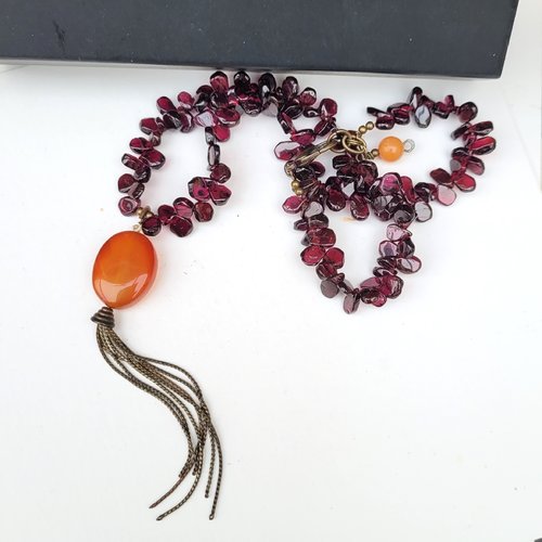 Sublime collier pour elle , avec pendentif amulette cornaline d'artisan et perles grenat rhodolite : "matin de mars"
