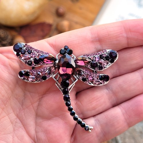 Une broche ou pendentif libellule plaqué argent 925 aux éclats naturels avec cristal de quartz : "du côté passion" ...
