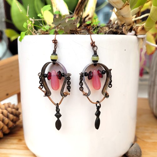 Des boucles d'oreille grungy avec ces breloques en fer , perles verre picasso : "les moulins à eau" !!!!!