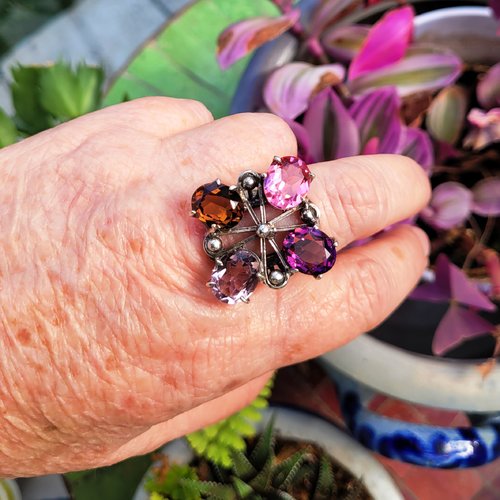 Côté vintage : une bague multi-pierres en argent massif 925 avec 4 cabochons de différentes couleurs en cristal de quartz...