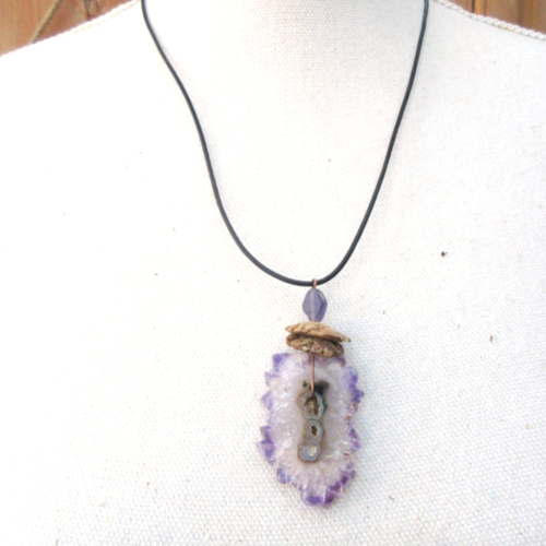 Un collier romantique et minimaliste avec tranche de stalactite améthyste .... : "poésie onirique"
