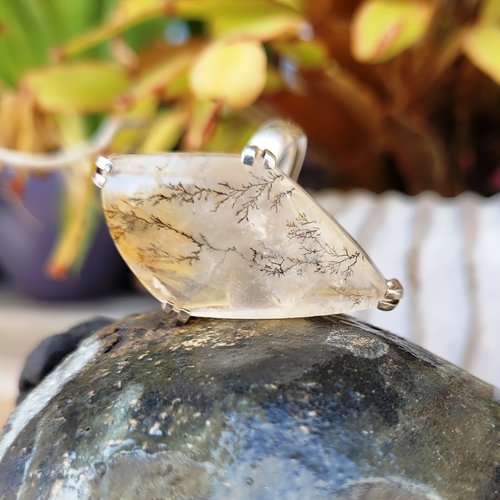 Côté vintage : une bague ajustable en argent massif 925 avec un splendide cabochon losange en agate dendritique ....