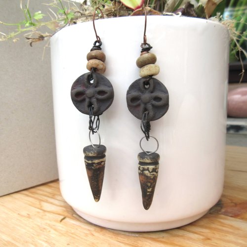 Des céramiques venues d'un autre âge pour ces boucles d'oreille celtiques spectaculaires..: "des echos de sagesse "