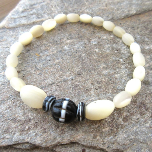 Bracelet minimaliste, romantique et tribal avec perle en nacre !!! : "la douceur de vivre"