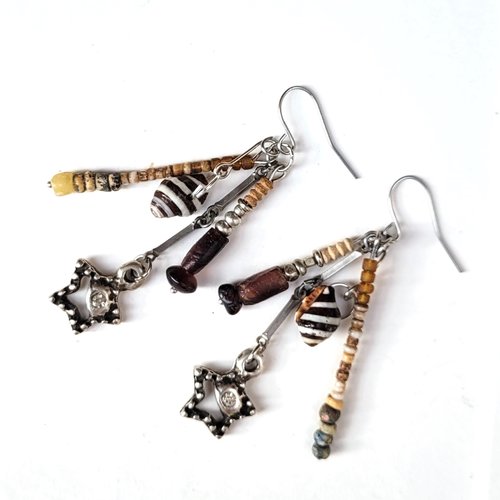 Boucles d'oreille, style bohême chic pour la ville ,coquillages à lignes, breloques strass, perles verre de fouille : "toucher l'instant