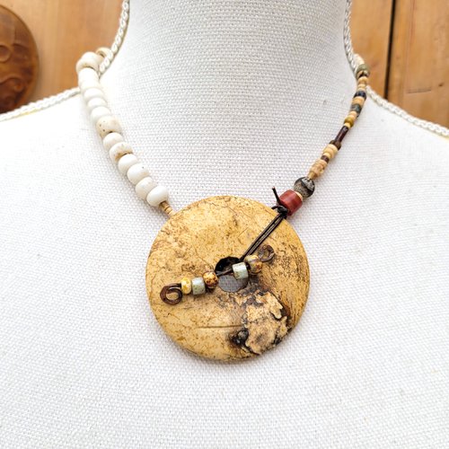 Un collier ras de cou avec des couleurs sables pour le donuts en jaspe- paysage; des perles de fouilles : "un cri dans le désert"