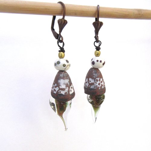 Des boucles d'oreille nomades natures avec des perles artisanales de verre au chalumeau : "des soirs d'or"