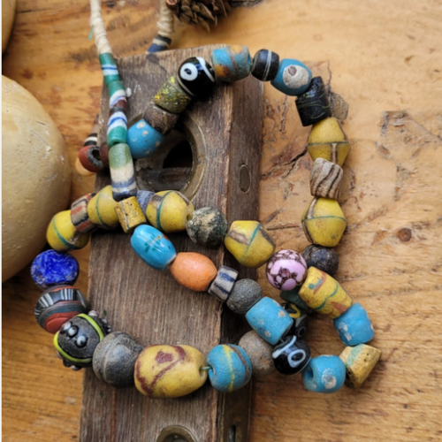 Lot-collier avec anciennes perles de verre ethnique, pâtes de verre , perles "african trade beads" du mali ...: supplies