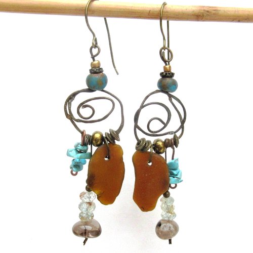 Charmantes boucles d'oreille rustique et primitives, racées et chics avec turquoise, galets verre et aigue marine : "fil des sensations"