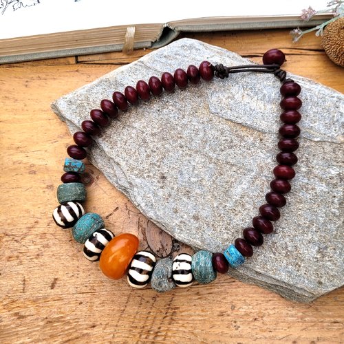 Un collier ethnique , shabby chic, style africain avec perle ambre, perles hébron et résine  : "terres oubliées"