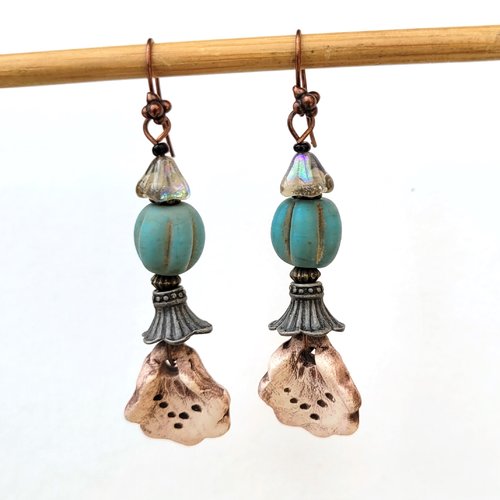 Un petit prix pour la fête des mères avec ces boucles d'oreille romantiques avec céramiques d'artisan ....