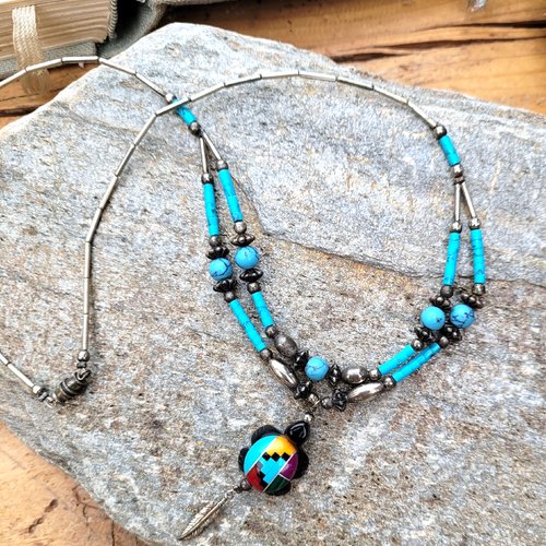 Un superbe et authentique collier unisexe zuni - amérindien , argent et perles turquoise, pendentif tortue et feuille, côté vintage ..