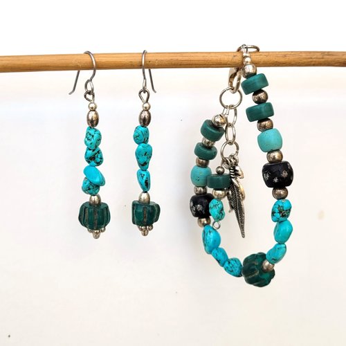 Parure bracelet et boucles d'oreille ethnique chic, citadine; avec turquoise de la mine number 8 : "traces séculaires"