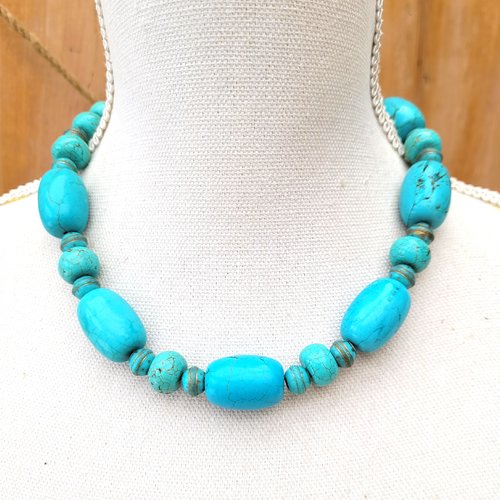 Un collier ras de cou classique , pour elle ou pour lui, avec splendides perles en turquoise  : "dompteuses de bleus"