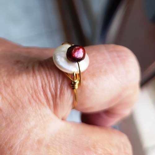 Sublime bague minimaliste de créateur nouveau design avec perle de culture blanche et une pépite de couleur cerise, fil or !!