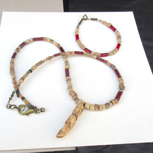 Une parure intemporelle collier talisman et bracelet unisexe avec perles nila et tubes en verre du mali ... : "jeux clandestins"