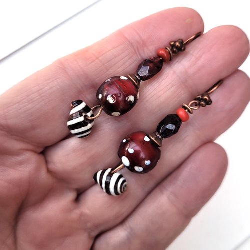 Des boucles d'oreille du bonheur avec perles en verre ancien vénitien, coquillages à lignes, perles grenat ... : "pour elle"