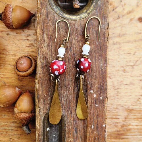 Des boucles d'oreille tribales avec perles en verre ancien vénitien, breloques laiton berbère, tulipes nacre ... : "vibrations antiques"