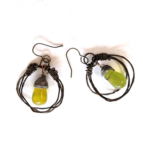 Boucles d'oreille poétiques romantiques créoles avec headpins péridot étain : "frissons des ames"