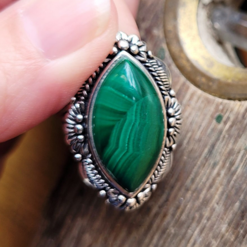 Une bague en argent 925 avec splendide cabochon en malachite pour le côté vintage ...