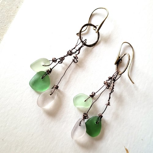 Des boucles d'oreille pimpantes , chics, cadeau pour elle avec galets en verre de la mer : "ilôts de bonheur "