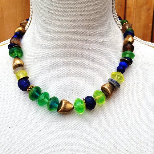 Ambiance ethnique pour ce collier ras de cou unisexe tribal  avec perles de collection : "parfum de quiétude" !!!!
